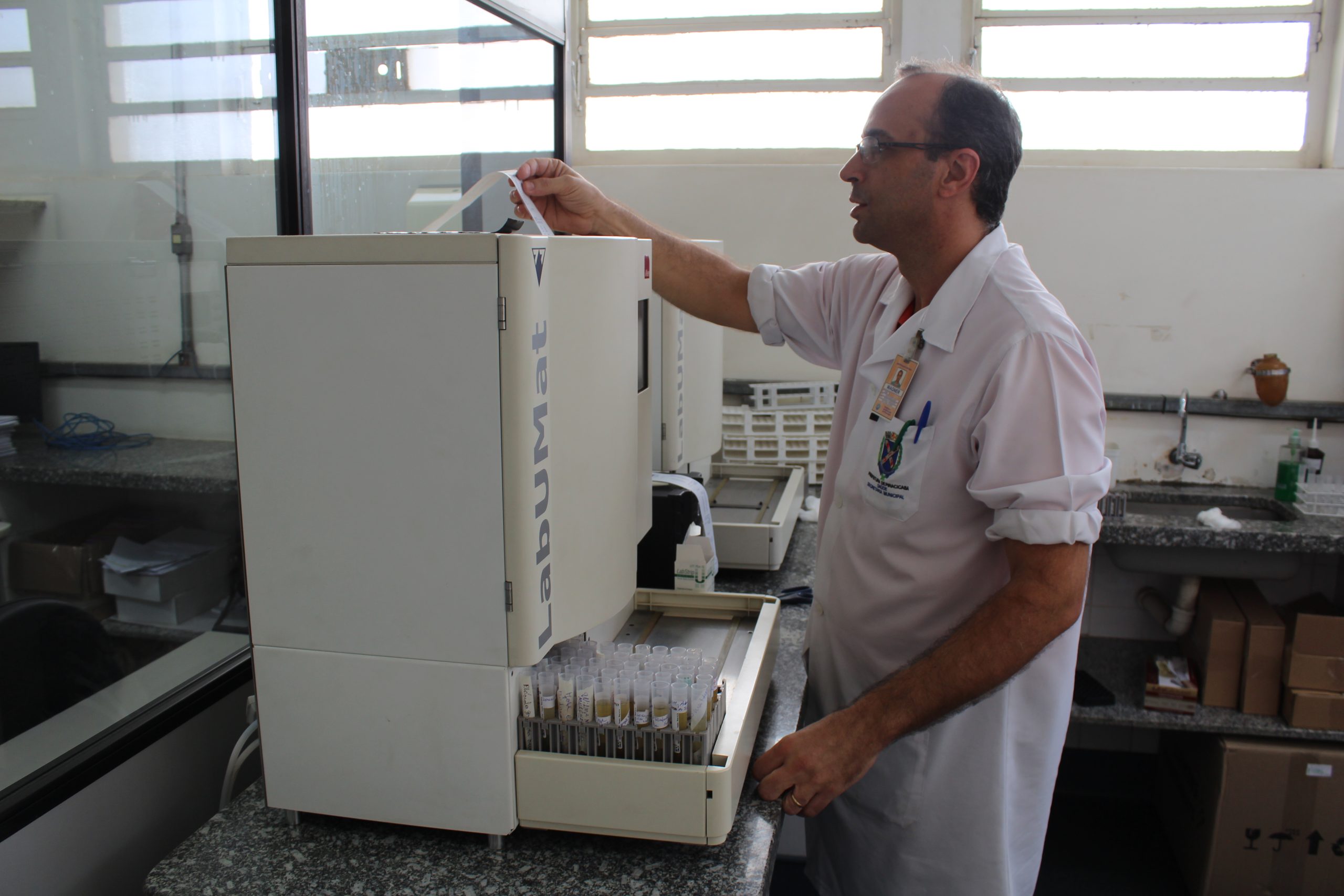 Laboratório Municipal de Piracicaba ganha nova tecnologia para exames de urina