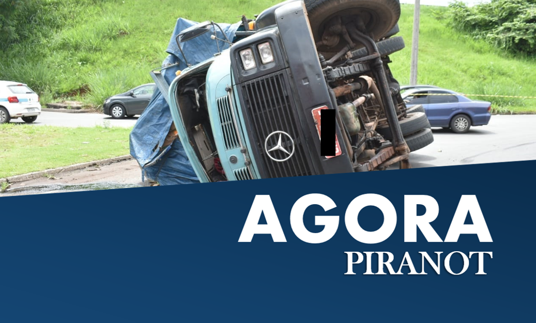 Caminhão carregado de papelão tomba na Geraldo de Barros, em Piracicaba