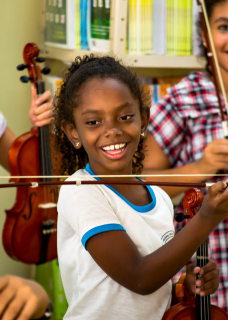 Orquestra Sinfônica de Piracicaba leva aulas de violino a 72 crianças