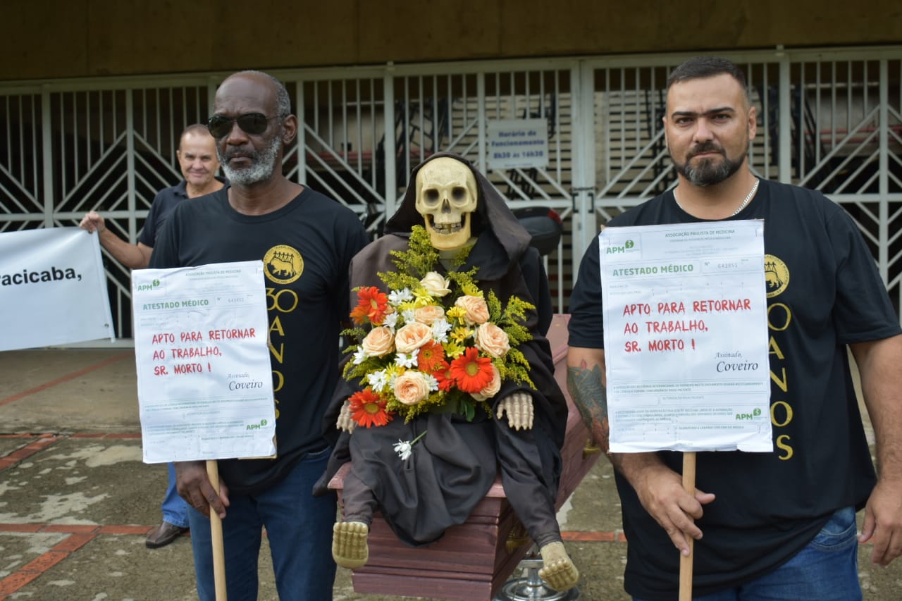 Trabalhadores municipais protestam em Piracicaba (SP) com encenações fúnebres