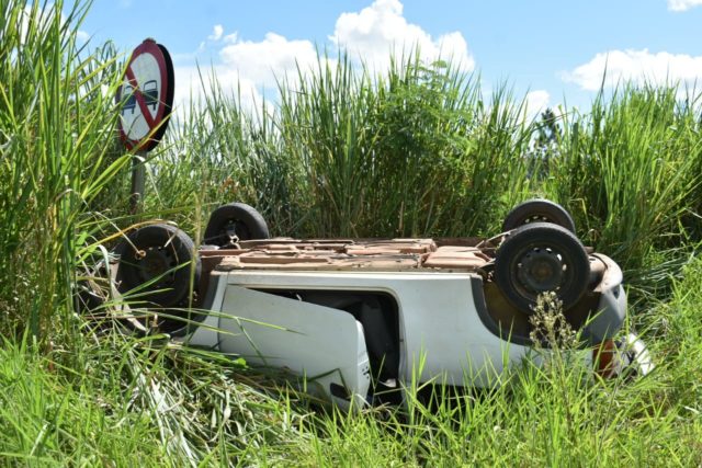 Em Piracicaba, mulher atropela cachorro, capota e termina com veículo em ribanceira