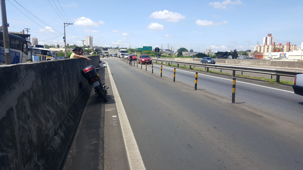 Motociclista cai na pista, acaba atropelado por caminhão e morre, em Campinas