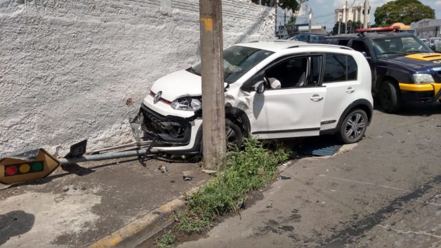Motorista avança sinal vermelho e colide contra veículo, em Piracicaba (SP)