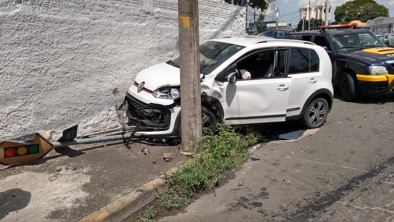 Motorista avança sinal vermelho e colide contra veículo, em Piracicaba (SP)