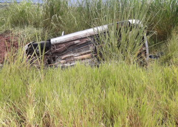 Veículo aquaplana em rodovia, invade pista contrária e capota na tarde desta quinta-feira (07)