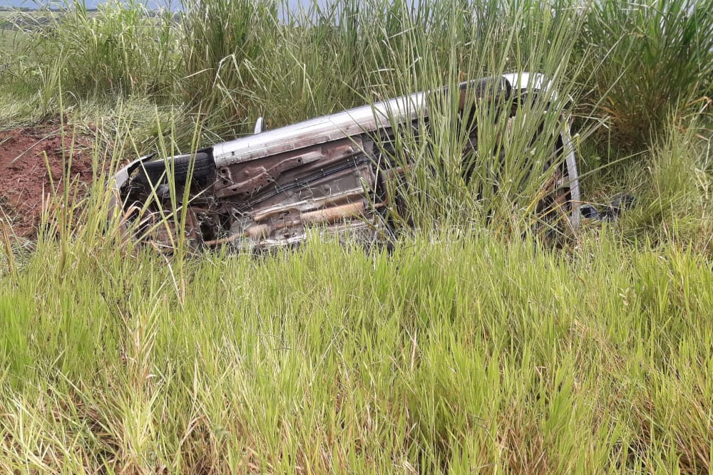 Veículo aquaplana em rodovia, invade pista contrária e capota no canteiro central