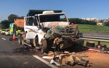 Colisão entre dois caminhões deixa motorista ferido, em Campinas (SP)