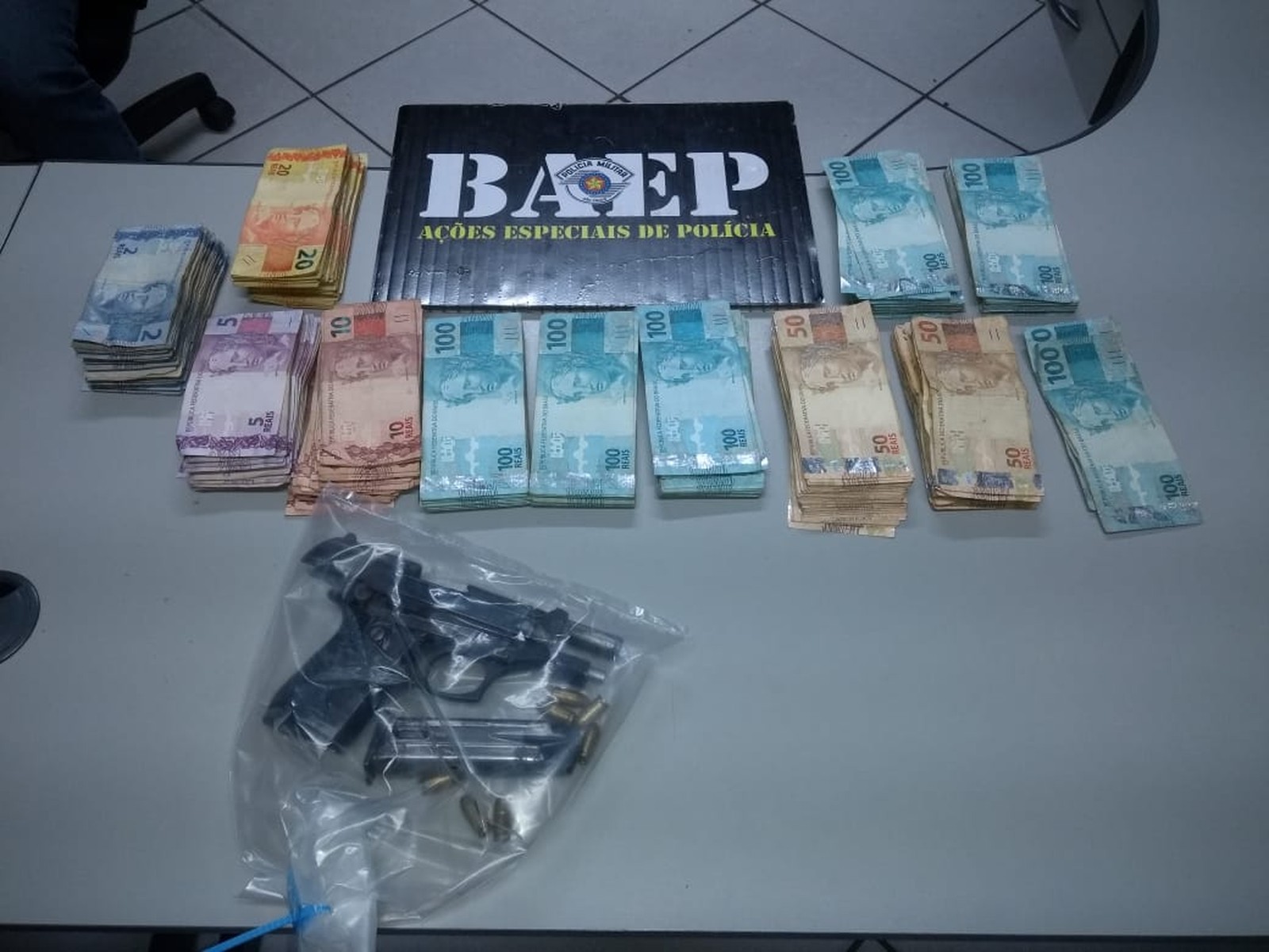 BAEP prende homem com R$ 34,7 mil e pistola, em Campinas (SP)