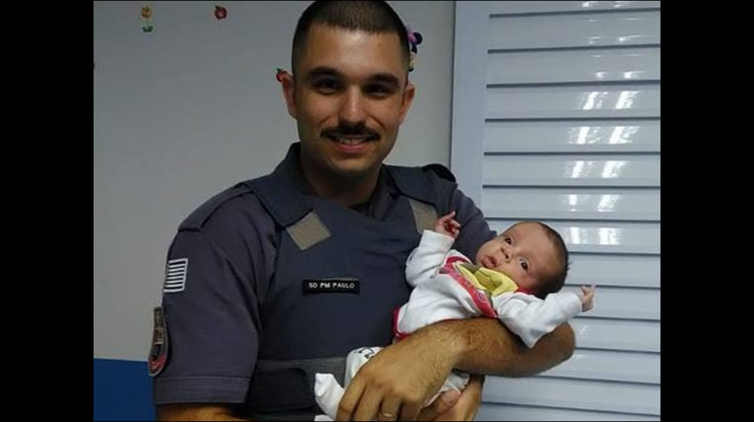 Policiais militares salvam bebê de 30 dias engasgado com leite