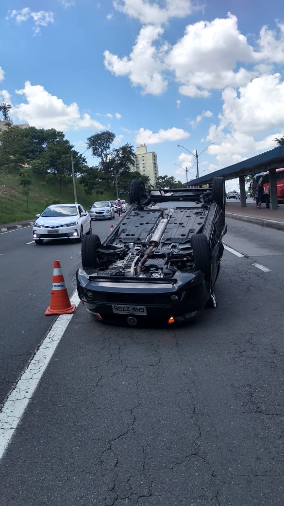 Em Campinas, dois homens ficam feridos após capotamento na Avenida Lix da Cunha