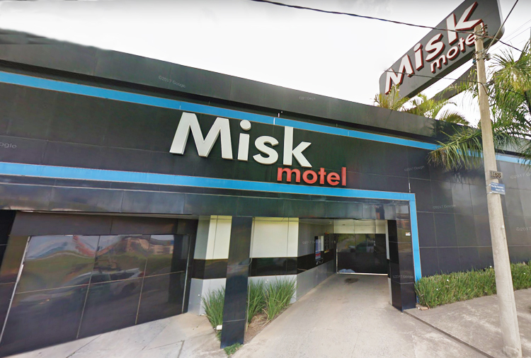 Após discussão, homem atropela namorada e sogro em frente a motel em Campinas