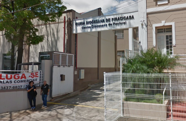 Bazar tem peças de roupas, sapatos e brinquedos ao preço de R$ 2 em Piracicaba (SP)