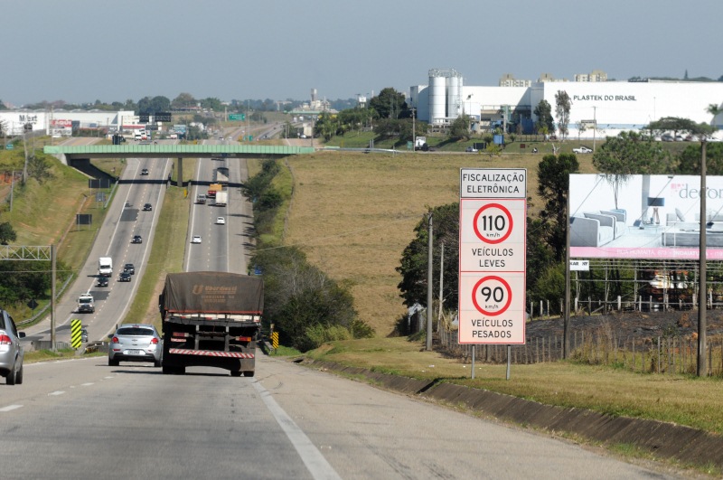 Em Campinas, motociclista fica ferido após colisão na Rodovia Santos Dumont