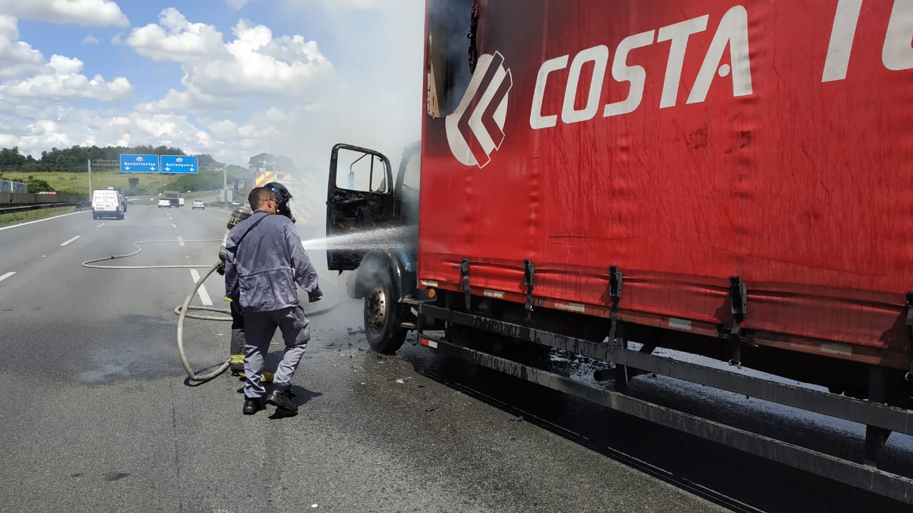 Dois veículos pegam fogo após colisão na SP-330 em Campinas (SP)