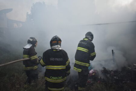 Fogo em entulho mobiliza Corpo de Bombeiros nesta quinta-feira (04), em Piracicaba