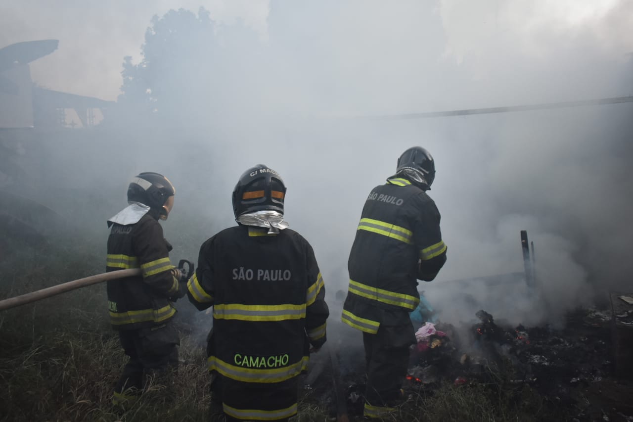 Fogo em entulho mobiliza Corpo de Bombeiros nesta quinta-feira (04), em Piracicaba