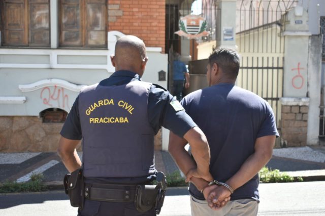 Indivíduo é detido em Piracicaba após ameaçar esposa e filha com roleta-russa roleta-russa