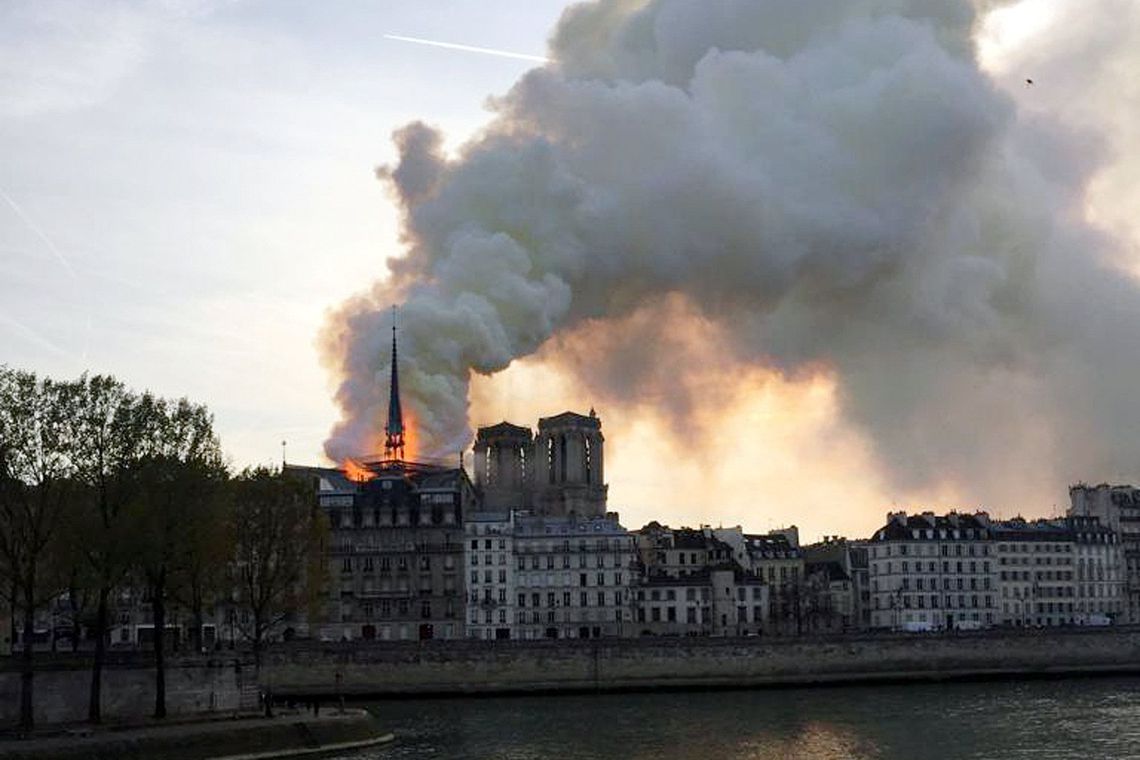 Incêndio atinge Catedral de Notre-Dame, em Paris