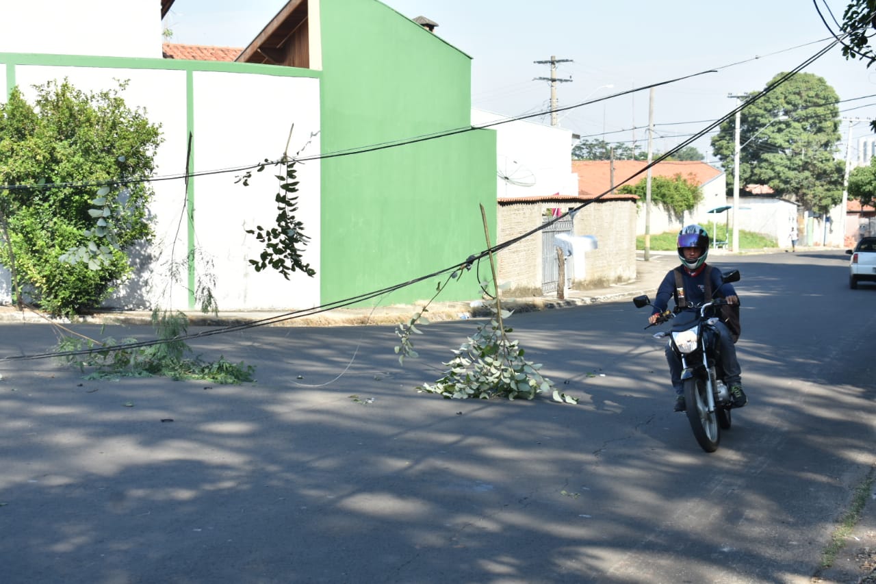 Em Piracicaba, moradores do Jd Alvorada reclamam de fios energizados no meio da rua
