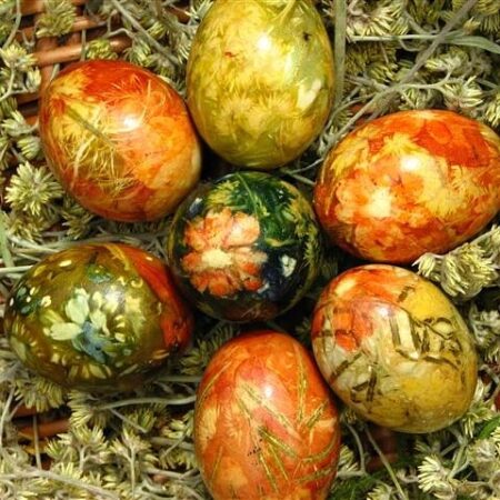 Oficina de tingimento de ovos de Páscoa resgata tradição tirolesa em Piracicaba