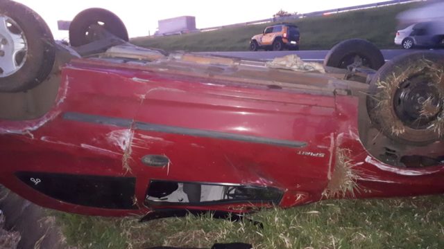 Veículo capota após desviar de atropelamento em Campinas