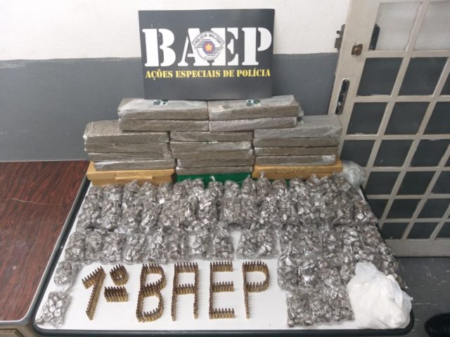 Dois homens são presos com 28 tijolos de maconha e munições, em Campinas