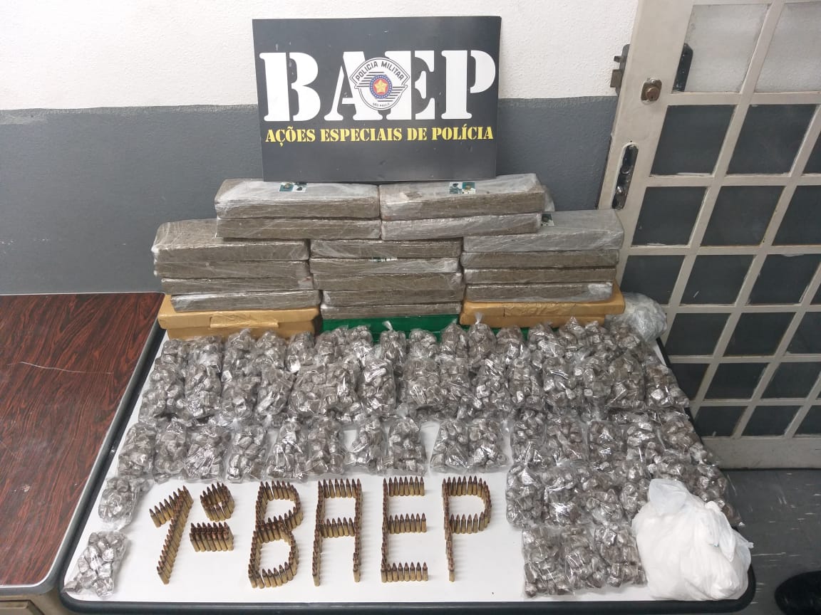 Dois homens são presos com 28 tijolos de maconha e munições, em Campinas