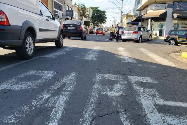 Carro para na calçada após colisão em cruzamento