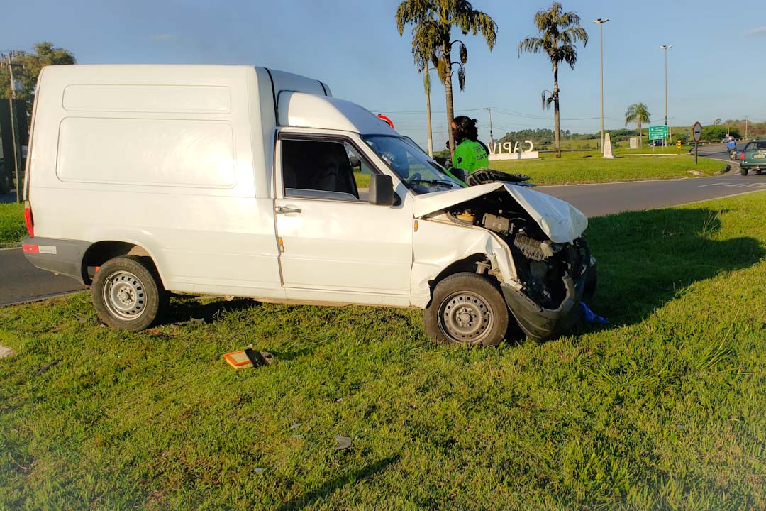 Mulher fica ferida após acidente entre dois carros em rodovia