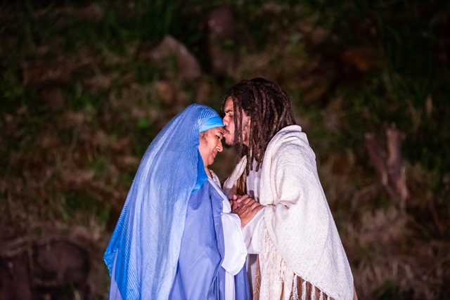 Estreia da 30ª Paixão de Cristo de Piracicaba é marcada por emoção