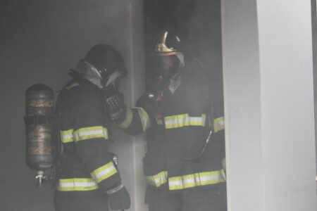 Em Piracicaba, incêndio a residência mobiliza três viaturas do Corpo de Bombeiros Em Piracicaba, incêndio a residência mobiliza três viaturas dos bombeiros