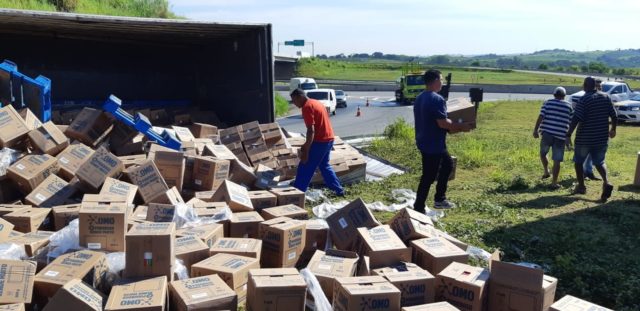 Tombamento de carreta causa lentidão na Rodovia dos Bandeirantes