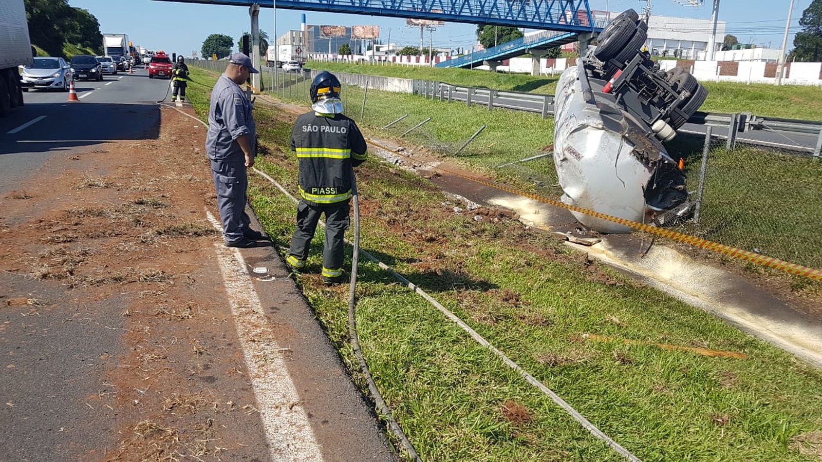 Motorista embriagado tomba caminhão-bitrem carregado com óleo diesel em Campinas