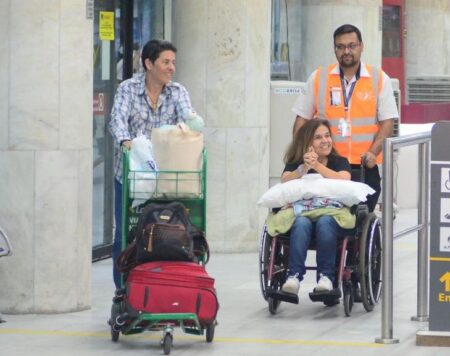 Atriz Claudia Rodrigues recebe alta e deixa hospital em São Paulo