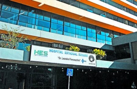 Criança de três anos cai do segundo andar de prédio