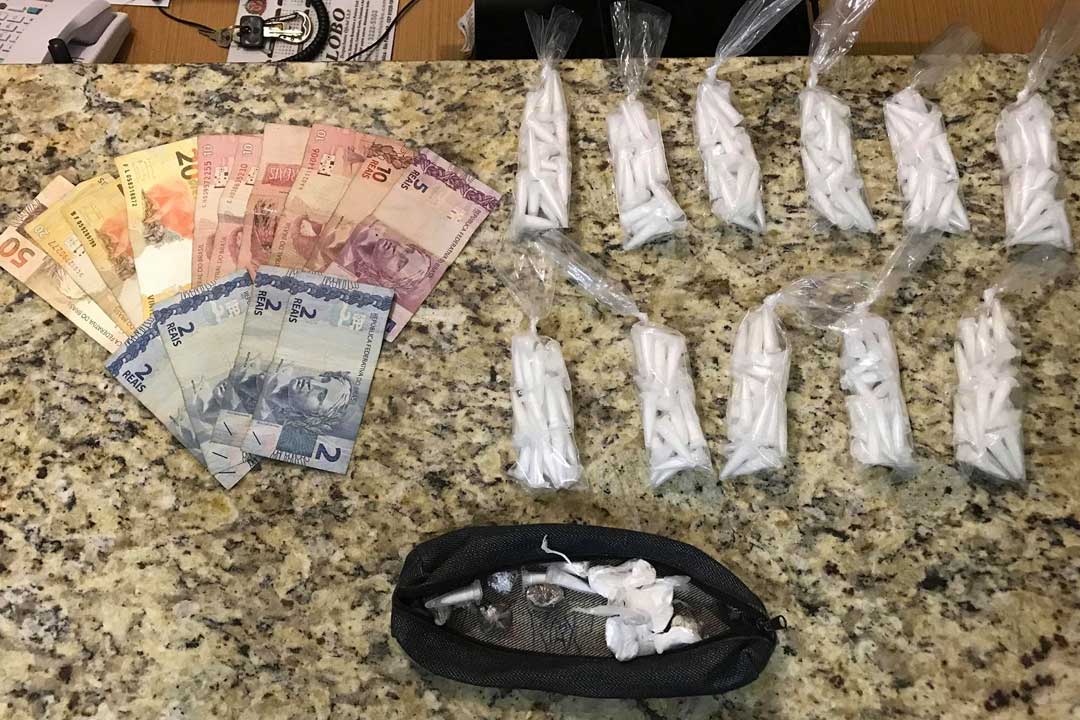 Irmãos são presos suspeitos de tráfico de drogas