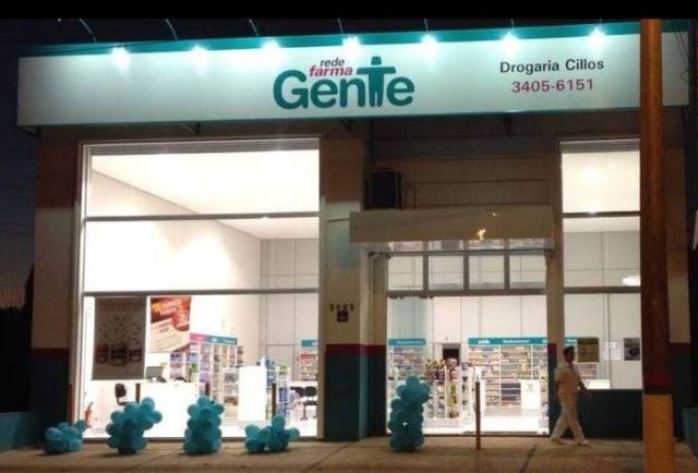 Farmácia imprime gratuitamente currículos e ajuda desempregados