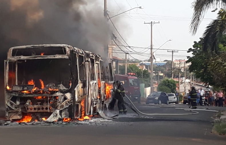 Ônibus pega fogo e atinge rede eletricitária em Campinas