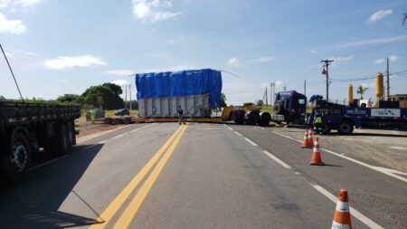 Caminhão tenta conversão irregular e causa lentidão na Rodovia SP-101