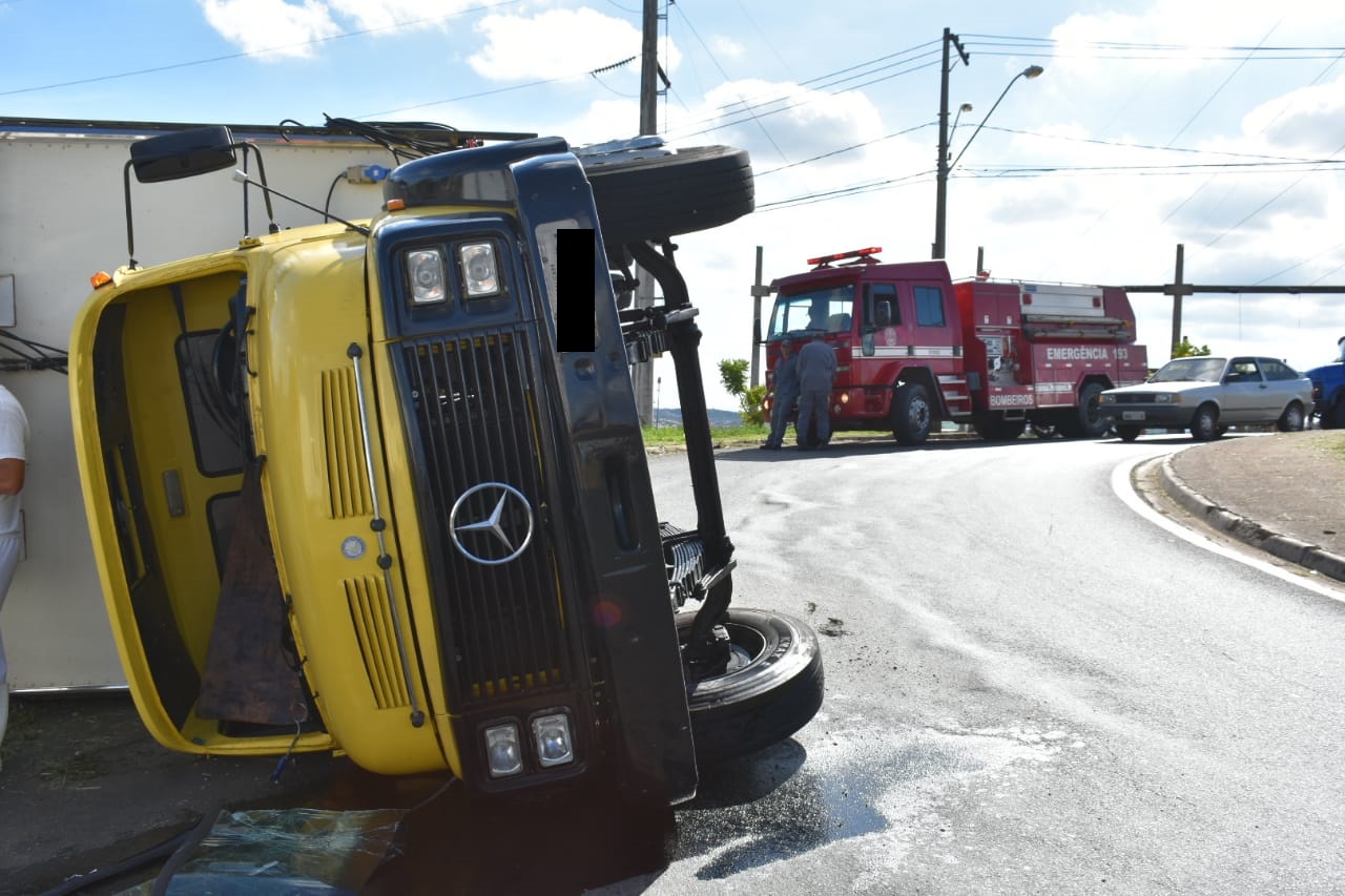 Caminhão tomba em avenida de Piracicaba (SP) e congestiona trânsito