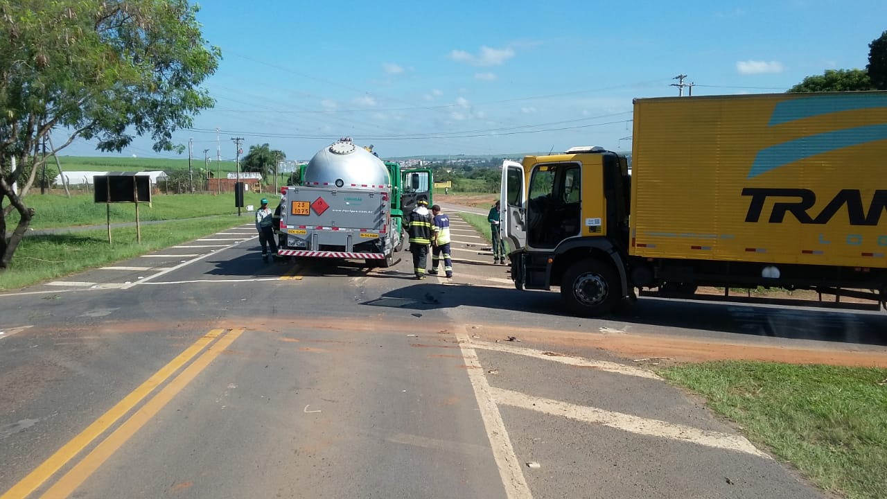 Acidente com dois caminhões interdita rodovia de Capivari por 40 minutos