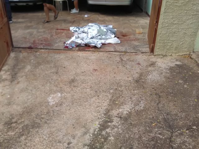 Homem é preso após matar próprio pai com golpes de faca e enxadão nesta quarta (15)