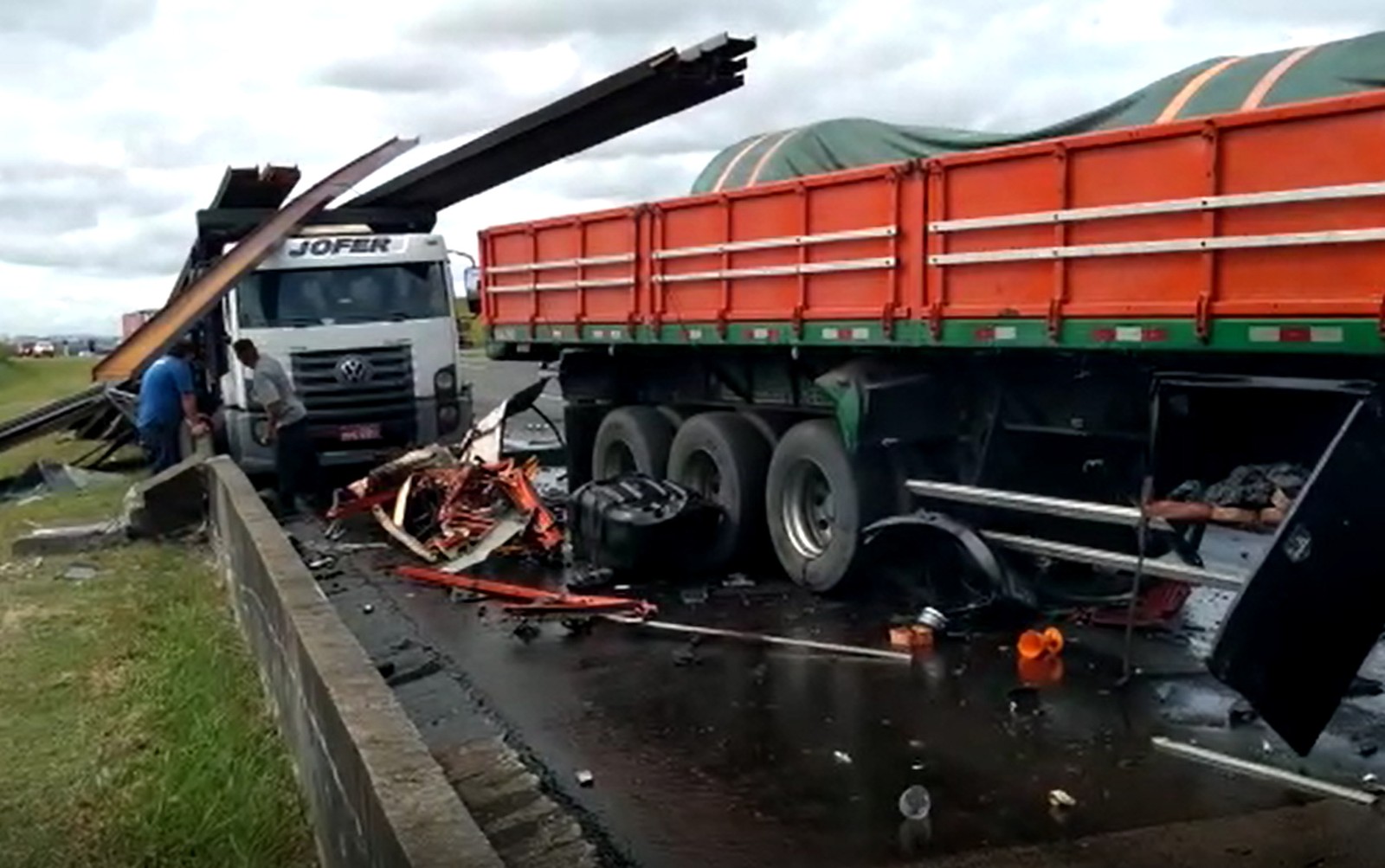 Motorista fica ferido após colisão entre caminhões em Campinas