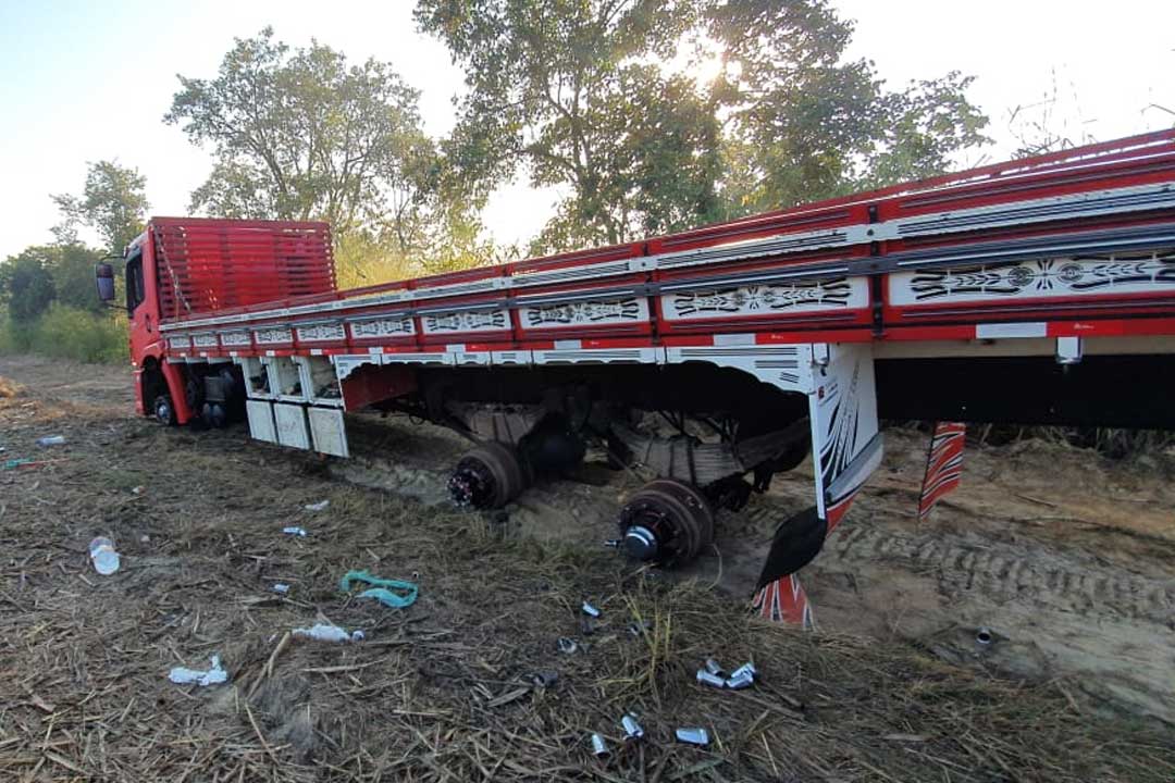 Grupo amarra caminhoneiro e rouba 12 pneus de caminhão em Capivari