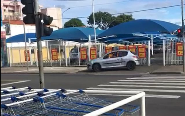 Em Campinas, motorista faz manobras na contramão e quase atropela pedestres