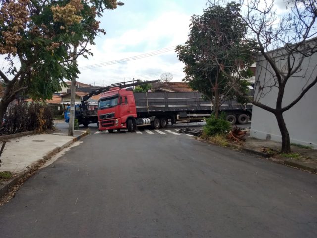 Carreta tenta fazer curva, derruba carga e causa congestionamento em Piracicaba