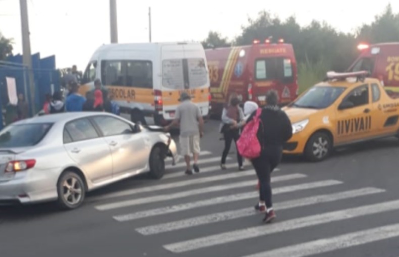 Em Campinas, acidente com van escolar deixa duas crianças feridas