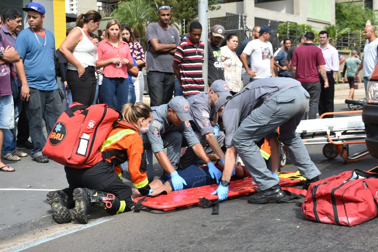 Motorista faz conversão proibida e causa grave acidente no centro de Piracicaba