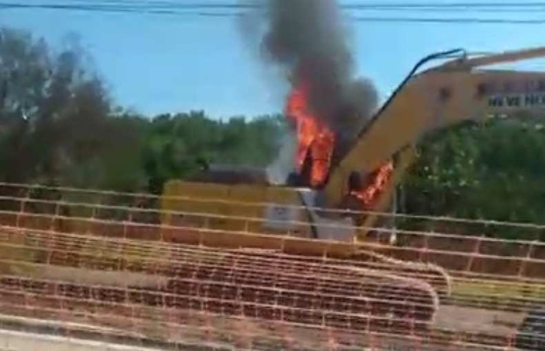 Retroescavadeira pega fogo durante obra do BRT em Campinas