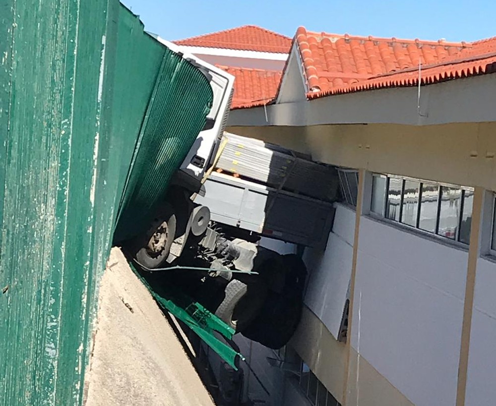 Caminhão carregado com telhas atinge hotel em Campinas